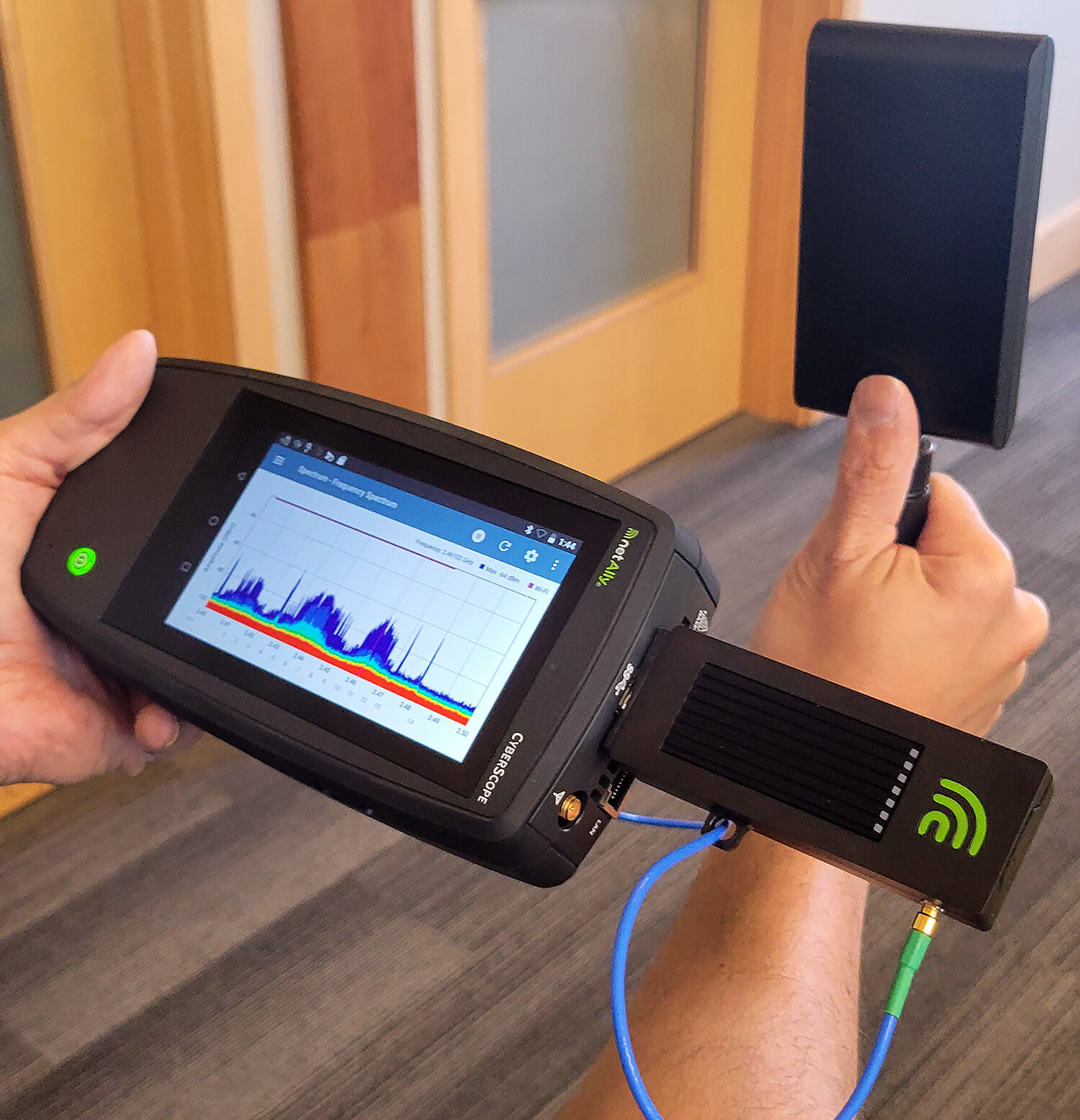 NetAllyより「NXT-2000 トライバンド ポータブル スペクトラム